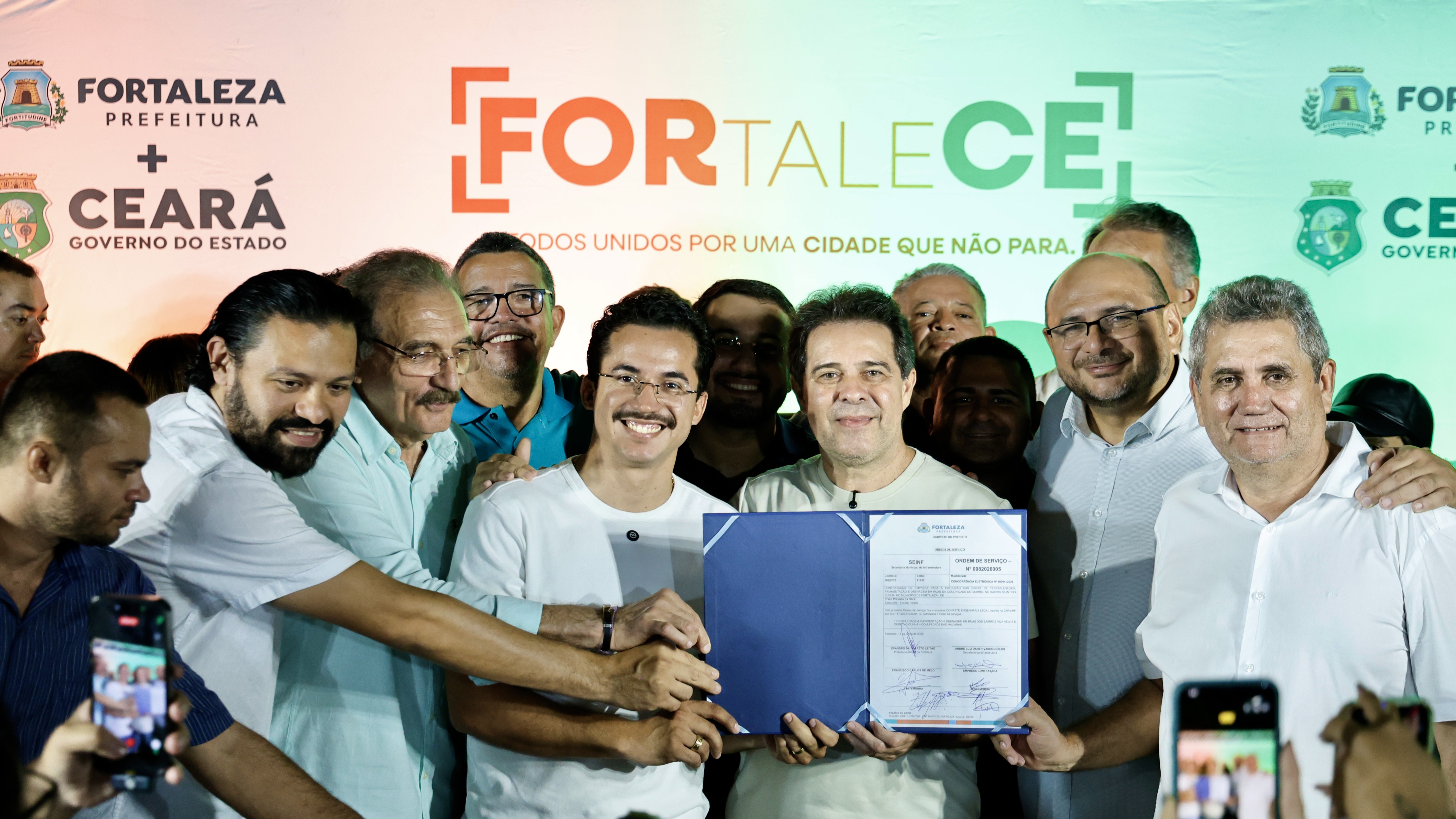 grupo de pessoas posa para a foto